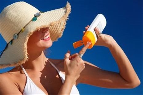 Το καλοκαίρι είναι ο επίσημος εχθρός του δέρματός σου: Πώς θα το διατηρήσεις υγιές